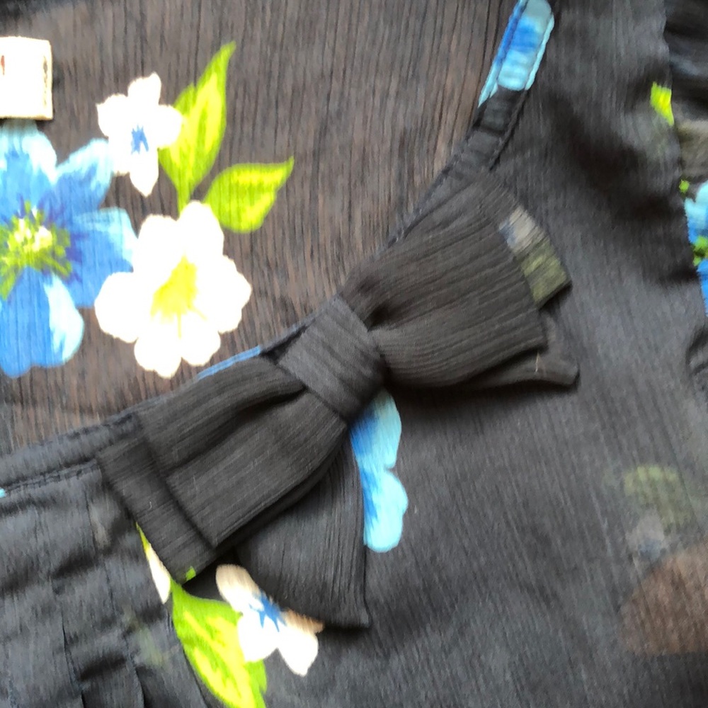 Hollister Navy Blue Floral Top Medium - Picture 4 of 6